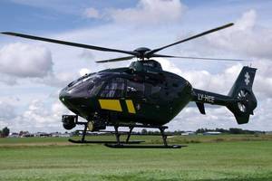 Sraigtasparniai priversti leistis kone automobiliams ant stogų