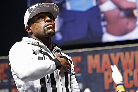 Prieš amžiaus bokso dvikovą – pompastiška F. Mayweatherio šventė