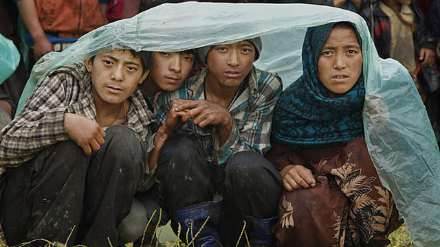 Nepale - muštynės dėl maisto ir vietos autobuse
