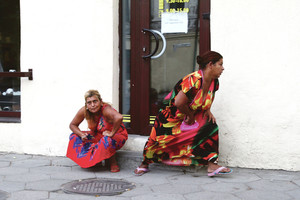 Baudų nemokantys pažeidėjai pareigūnams rodo špygą