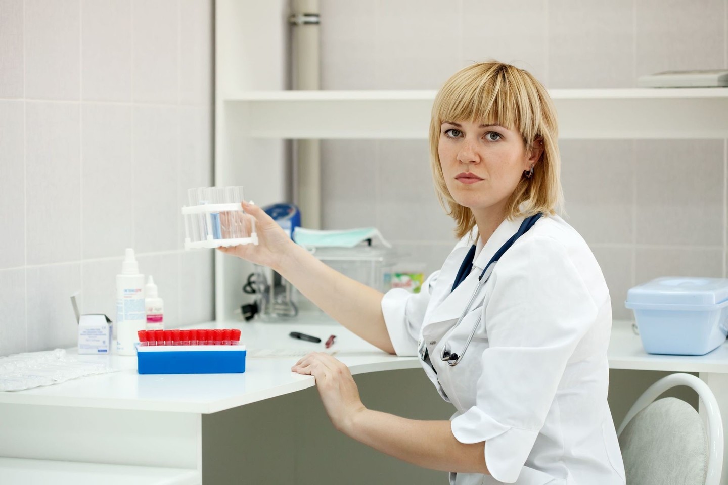 Vyrui užsiminus, kad ir mamai paimsime kraujo, slaugė, jau ir prieš tai arogantiška, dar labiau suįžūlėjo ir drėbtelėjo: „Čia jums ne žaidimų aikštelė, aš negadinsiu papildomų kolbelių.“