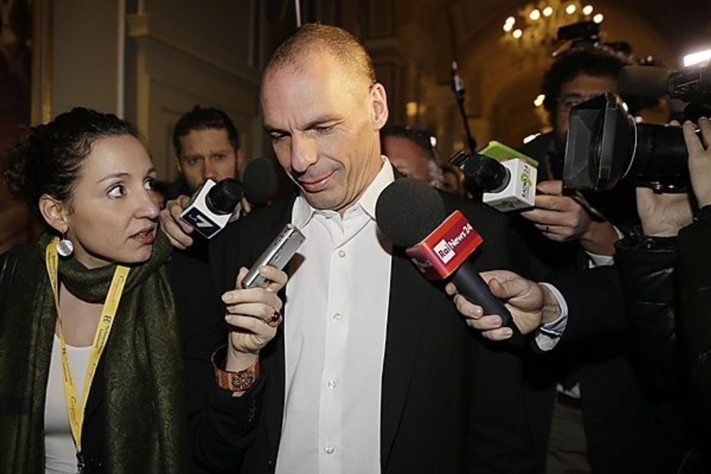 Y. Varoufakį du kaukėti užpuolikai sumušti bandė vienoje iš Atėnų tavernų.