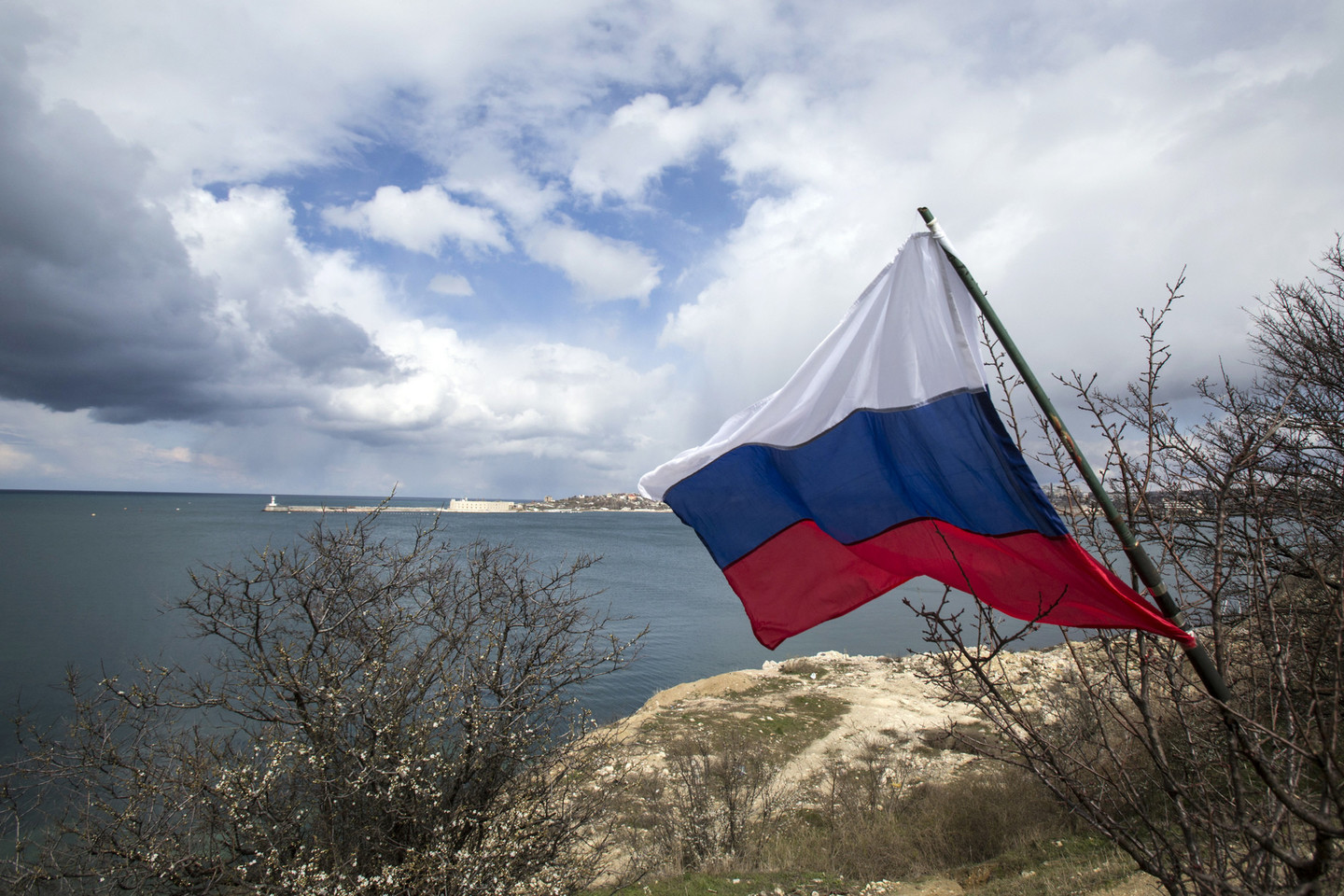 Kai Krymas buvo atskirtas nuo Ukrainos, pusiasalyje nustojo veikti Ukrainos bankai, tačiau čia neskubėjo įsikurti ir Rusijos bankai – baiminosi sankcijų