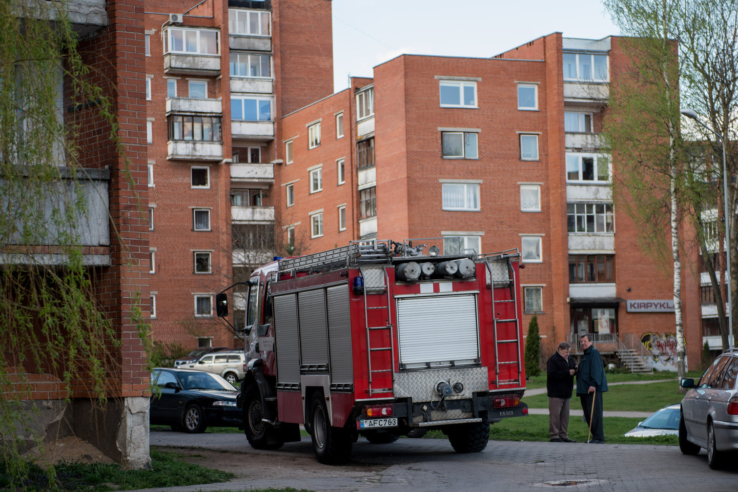 Ugniagesiai iš degančio buto išnešė vyrą, greitosios pagalbos medikai konstatavo jo mirtį.