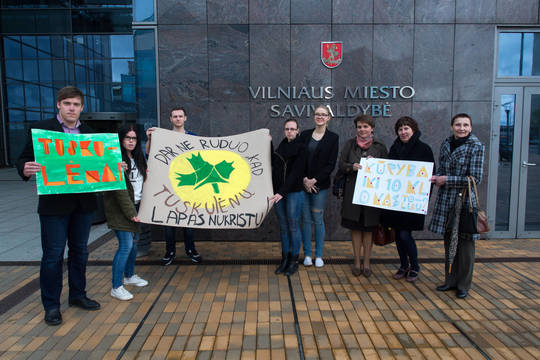 Prie Vilniaus savivaldybės – pikti mokytojai ir liūdni mokiniai