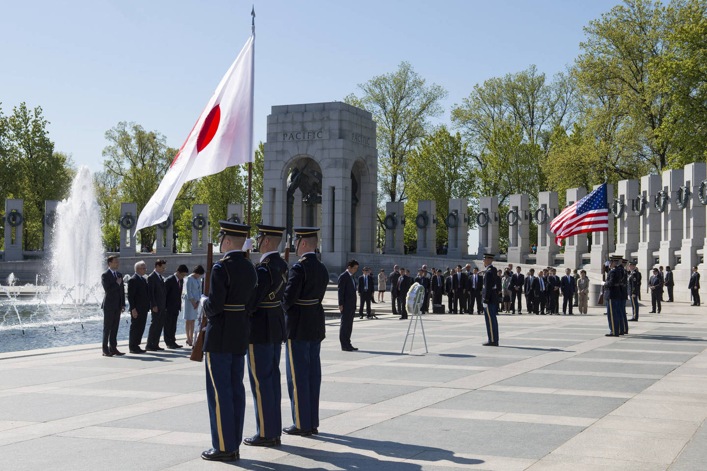 Sh.Abe Nacionalinėje alėjoje atėjo prie paminklo šimtams tūkstančių amerikiečių, žuvusių per Antrąjį pasaulinį karą, daugelis jų krito nuo Japonijos karių rankų.