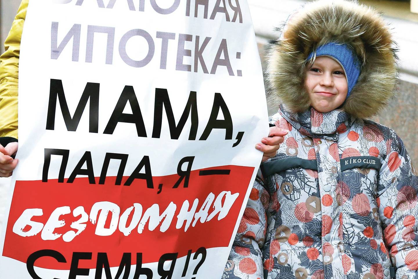 „Mama, tėtis ir aš – benamė šeima.“ Protestuojantys skolininkai pasitelkia ir savo vaikus, bet tai negelbėja.