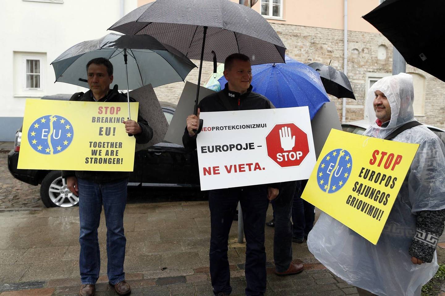 Vežėjai protestavo prie Prancūzijos ir kitų Europos šalių ambasadų.
