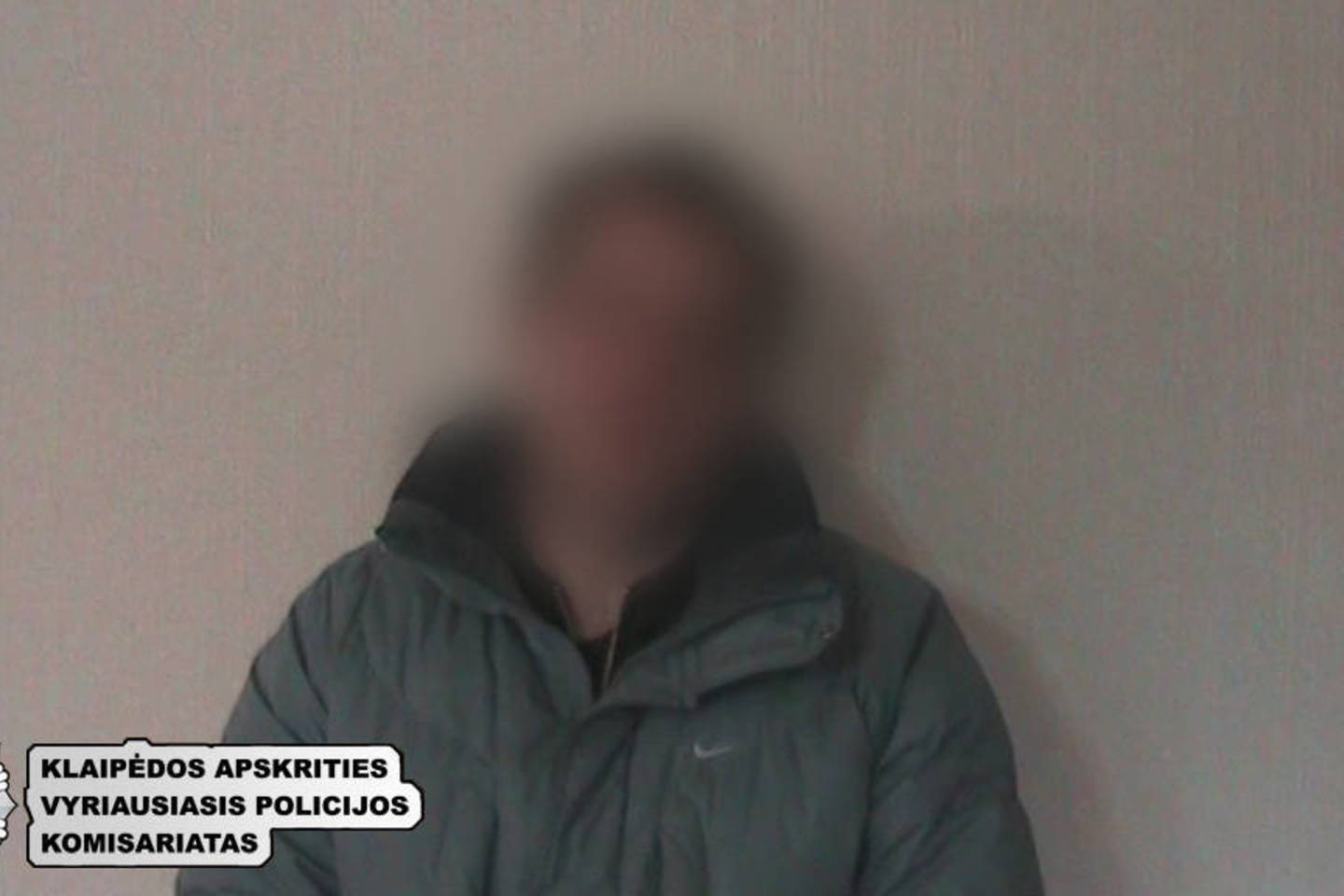 Įtariamieji buvo sulaikyti ir uždaryti į areštinę.