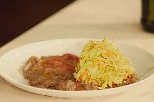 Žaibiškas jautienos steikas su angliškų kopūstų salotom