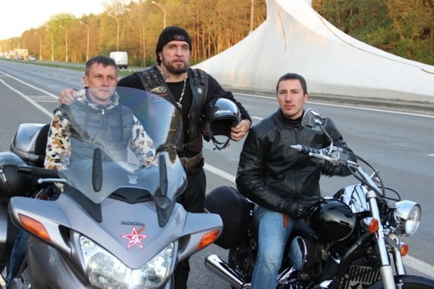 Klubo tinklaraštyje paviešino nuotrauką, kurioje motociklininkų lyderis Aleksandras Zaldostanovas, pravarde Chirurgas ir keli kiti baikeriai nusifotografavo kelio fone.<br>nightwolves-ru.livejournal.com nuotr.