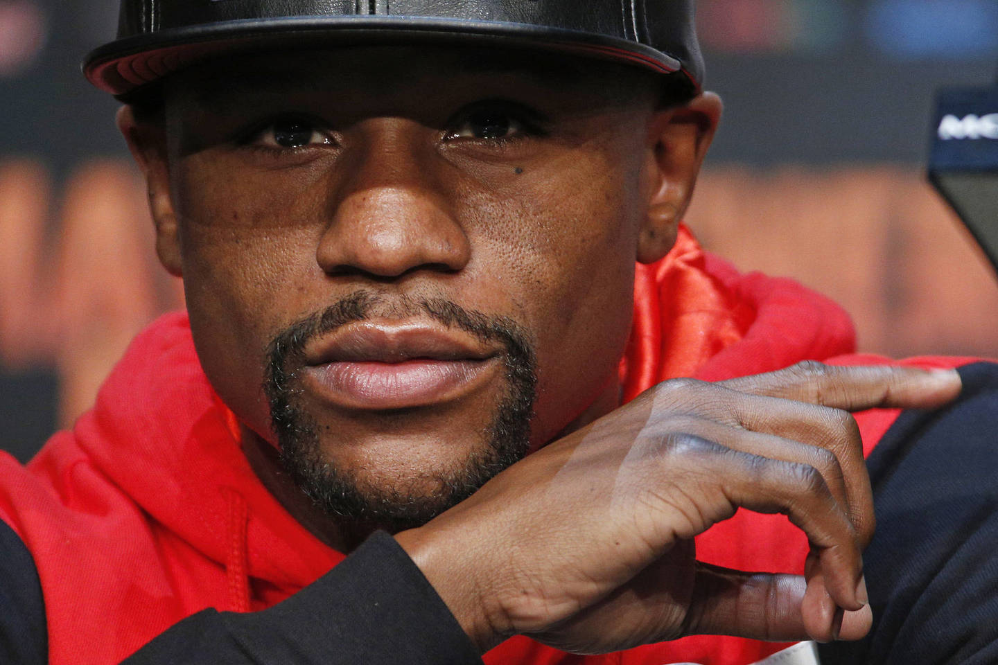 Varžovo treneris pareiškė, kad F.Mayweatheris (nuotraukoje) gali neatvykti į dvikovą.