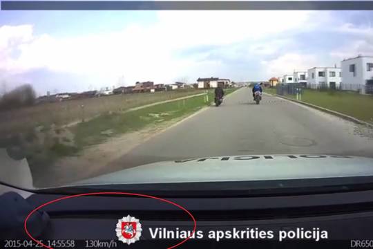 Policija parodė, kaip motociklininkai bėgo nuo pareigūnų ekipažo