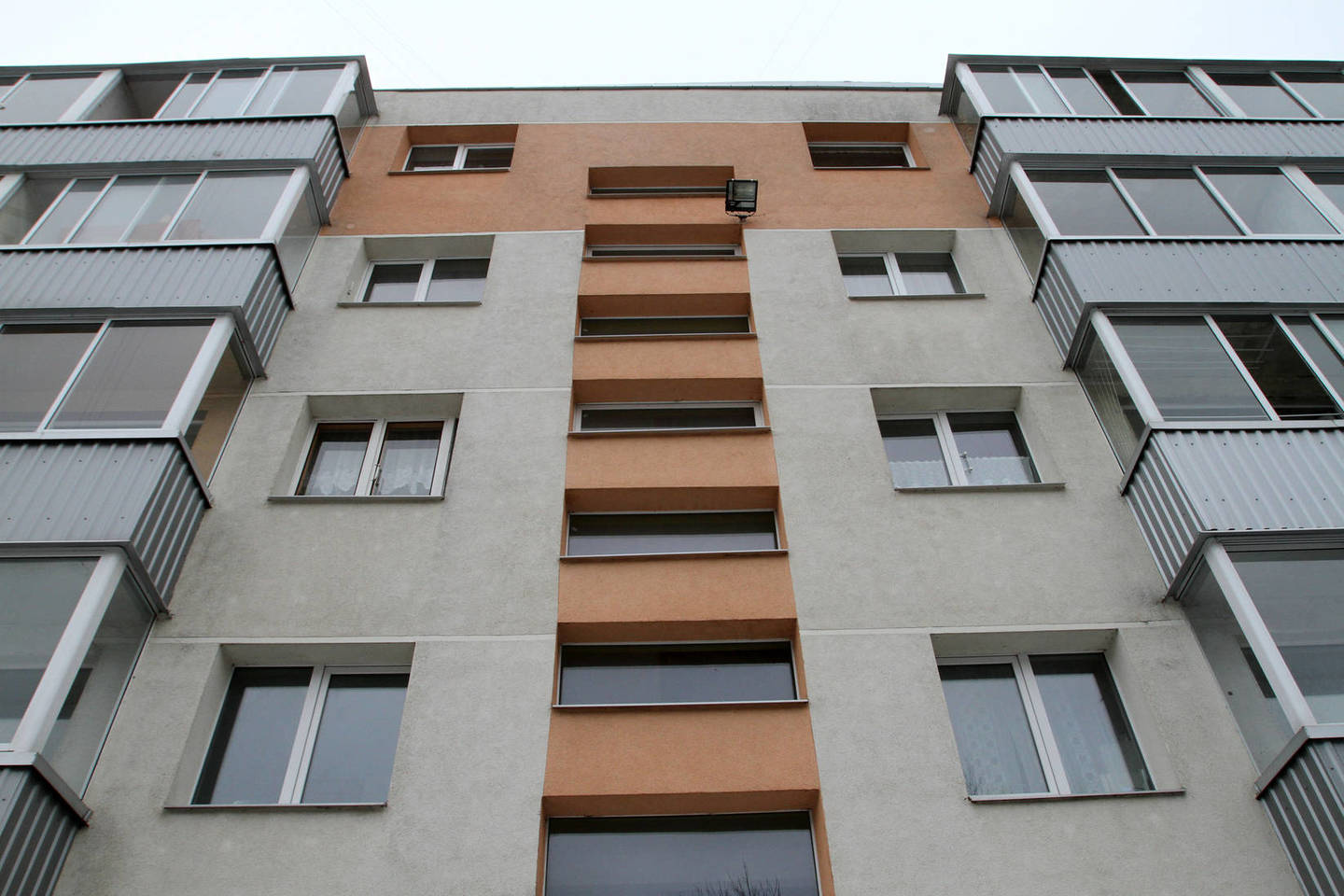 Pasak pašnekovo, jei senasis buto savininkas nėra baigęs mokėti visos paskolos už namo renovaciją, ji gali būti perleista naujam savininkui.