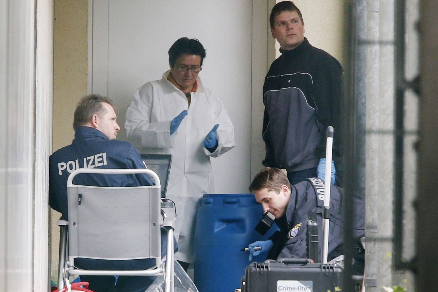 Žiniasklaidos teigimu, buvo konfiskuota vamzdinė bomba, detonatorius, ginklas ir kovinių šaudmenų.