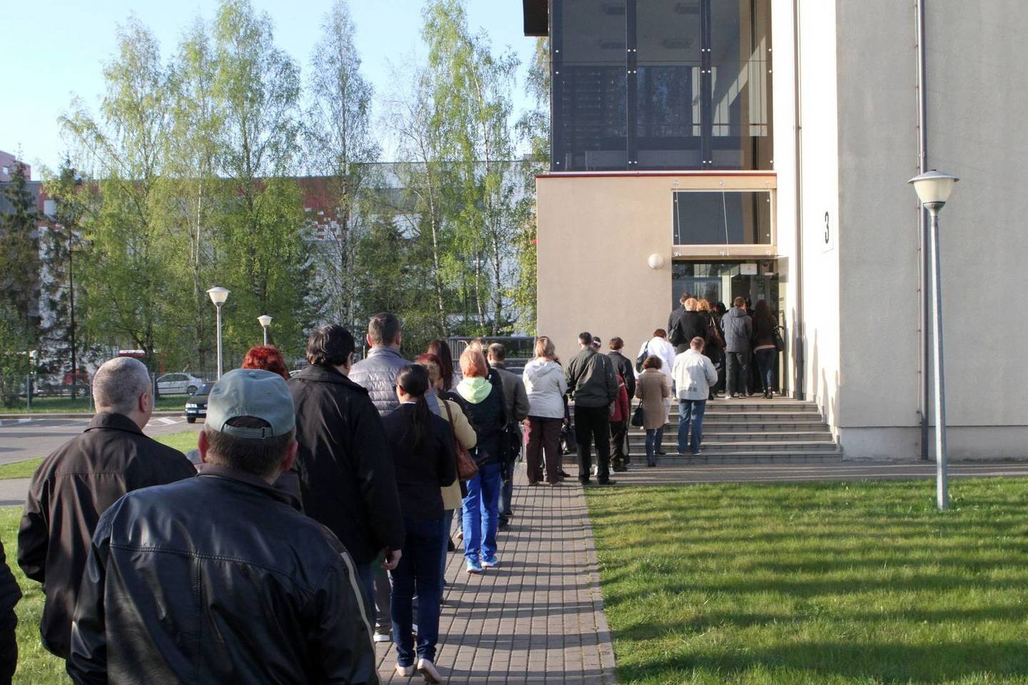 Milžiniška eilė nusidriekė ir Kaune prie Mokesčių inspekcijos.