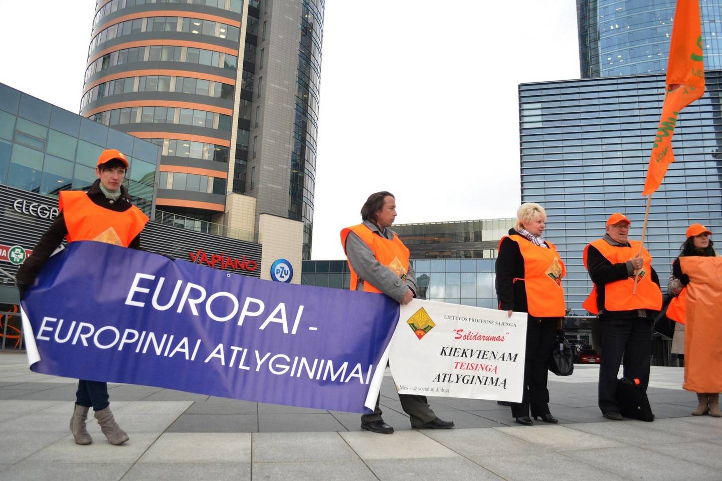 Lietuvoje dažnai protestuojama prieš mažus atlyginimus, tačiau tūkstančiai darbuotojų uždirba mažiau nei minimali alga.