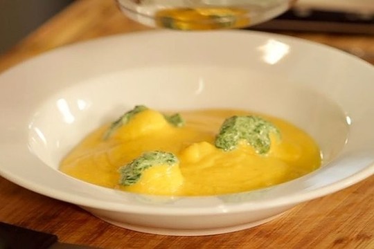 Trijų sūrių kamuoliukai su moliūgų ir špinatų kremais