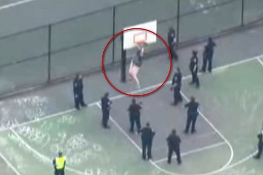 Pusnuogis keistuolis, įstrigęs lanke, pareigūnams surengė šou