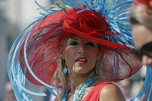 Kentukio Derbio žirgų lenktynes papuošė ir skrybėlės