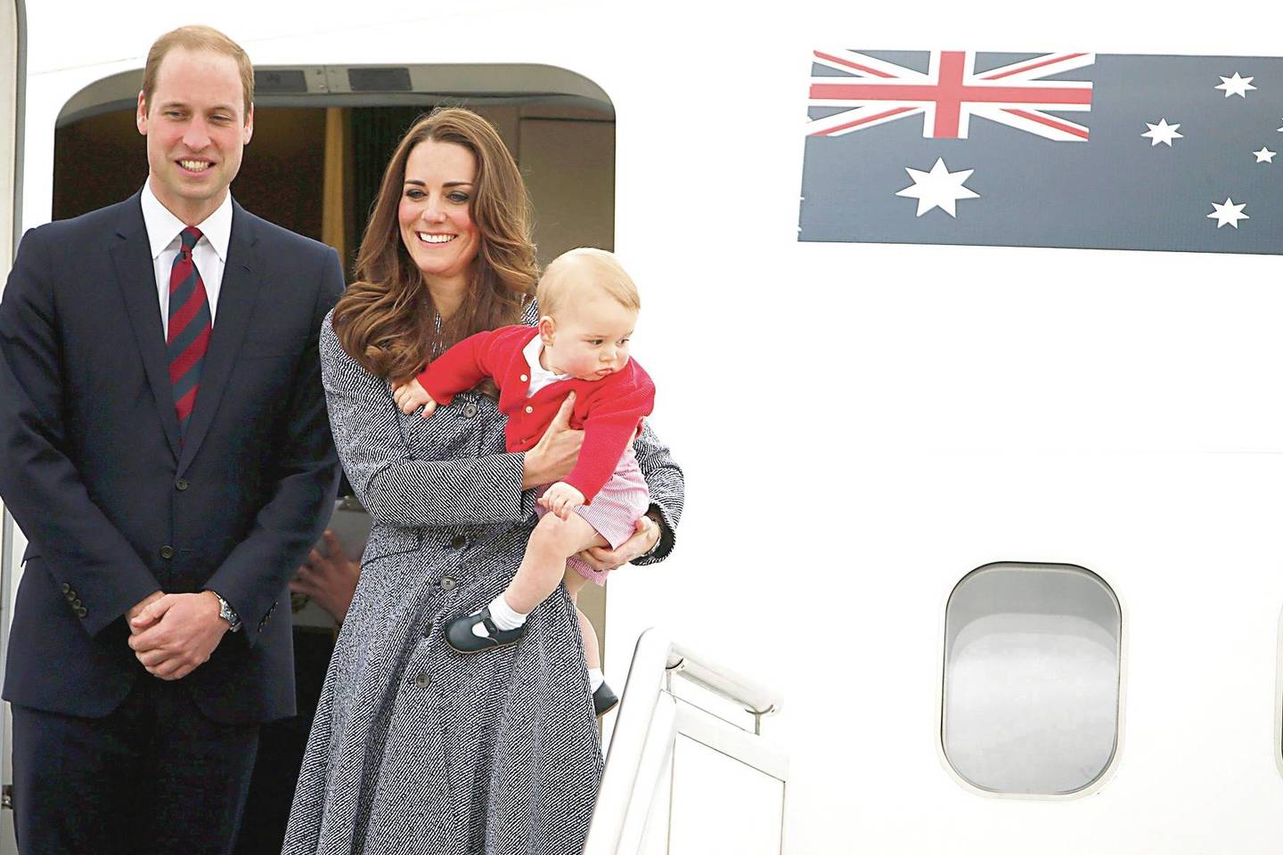 Princo Williamo ir jo žmonos Catherine kūdikis George’as – trečias eilėje į sostą, tad šiemet prie ligoninės, kur turėjo gimdyti kunigaikštienė, žurnalistai kaip užpernai liepą (nuotr. dešinėje) jau nesibūriavo, mat naujasis kūdikis nekelia tokio susidomėjimo.<br>„Reuters“ nuotr.