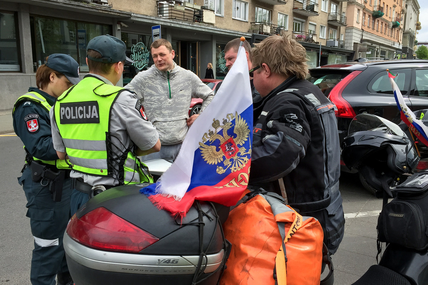 Vilniaus senamiestyje pastebėti Rusijos vėliavomis apsikarstę motociklininkai.<br>V.Ščiavinsko nuotr.