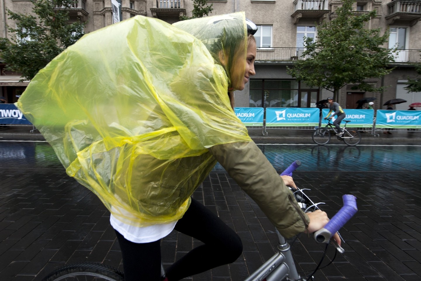 Tinkamai pasirengus, minti dviratį net ir per lietų bus smagu.<br>V.Ščiavinsko nuotr.