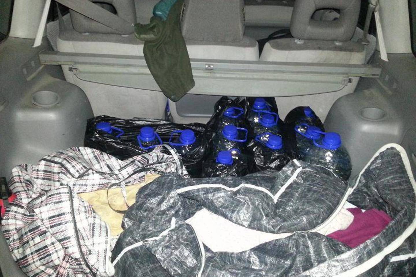Panevėžio rajono gyventojas įkliuvo gabendamas 60 litrų nelegalaus alkoholio.