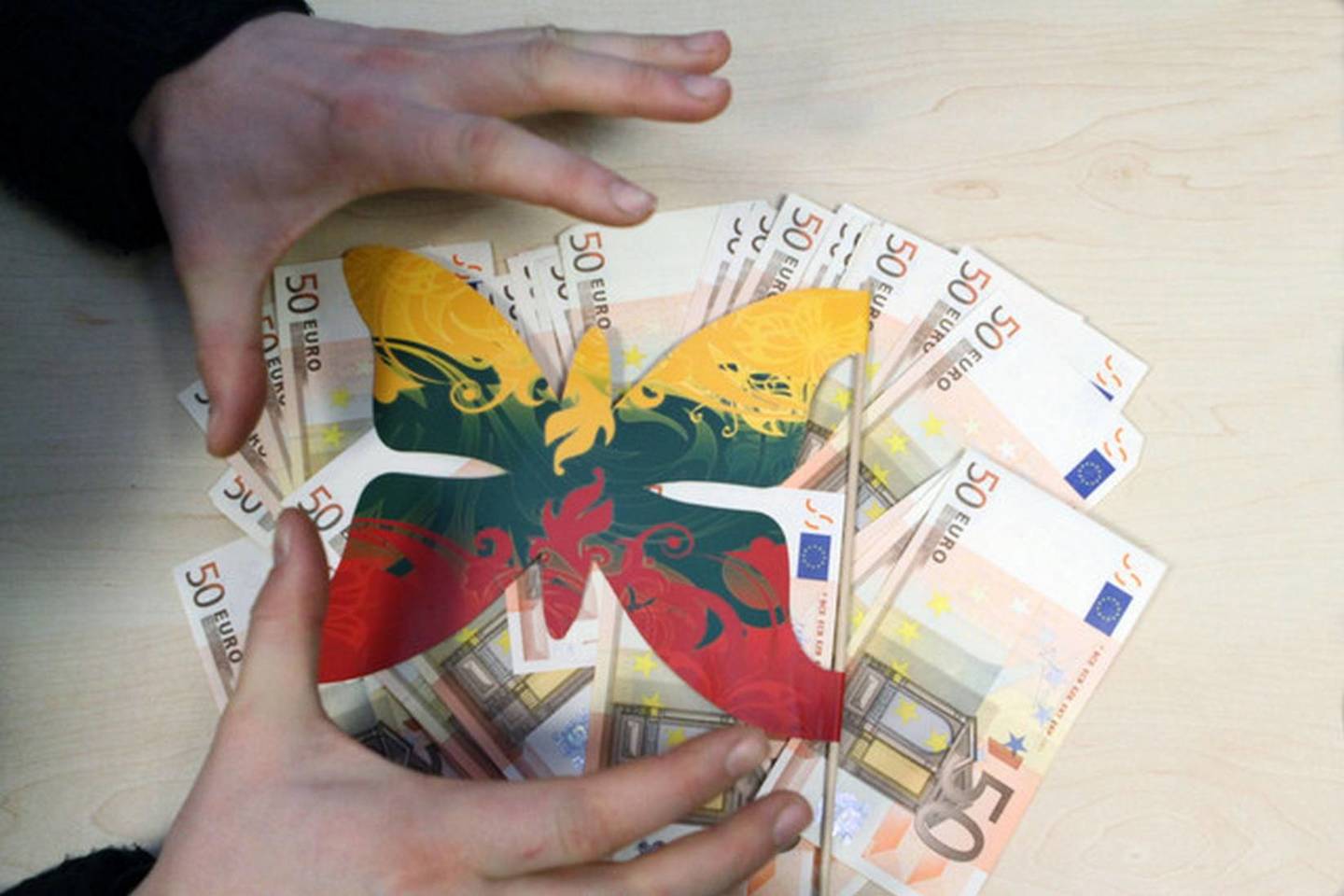 Būsto šildymo, karšto ir geriamojo vandens išlaidų kompensacijoms per šių metų pirmąjį ketvirtį išleista 31,9 proc. mažiau lėšų nei per 2014 metų pirmąjį ketvirtį – išlaidos sumažėjo nuo 16,9 mln. eurų iki 11,5 mln. eurų.