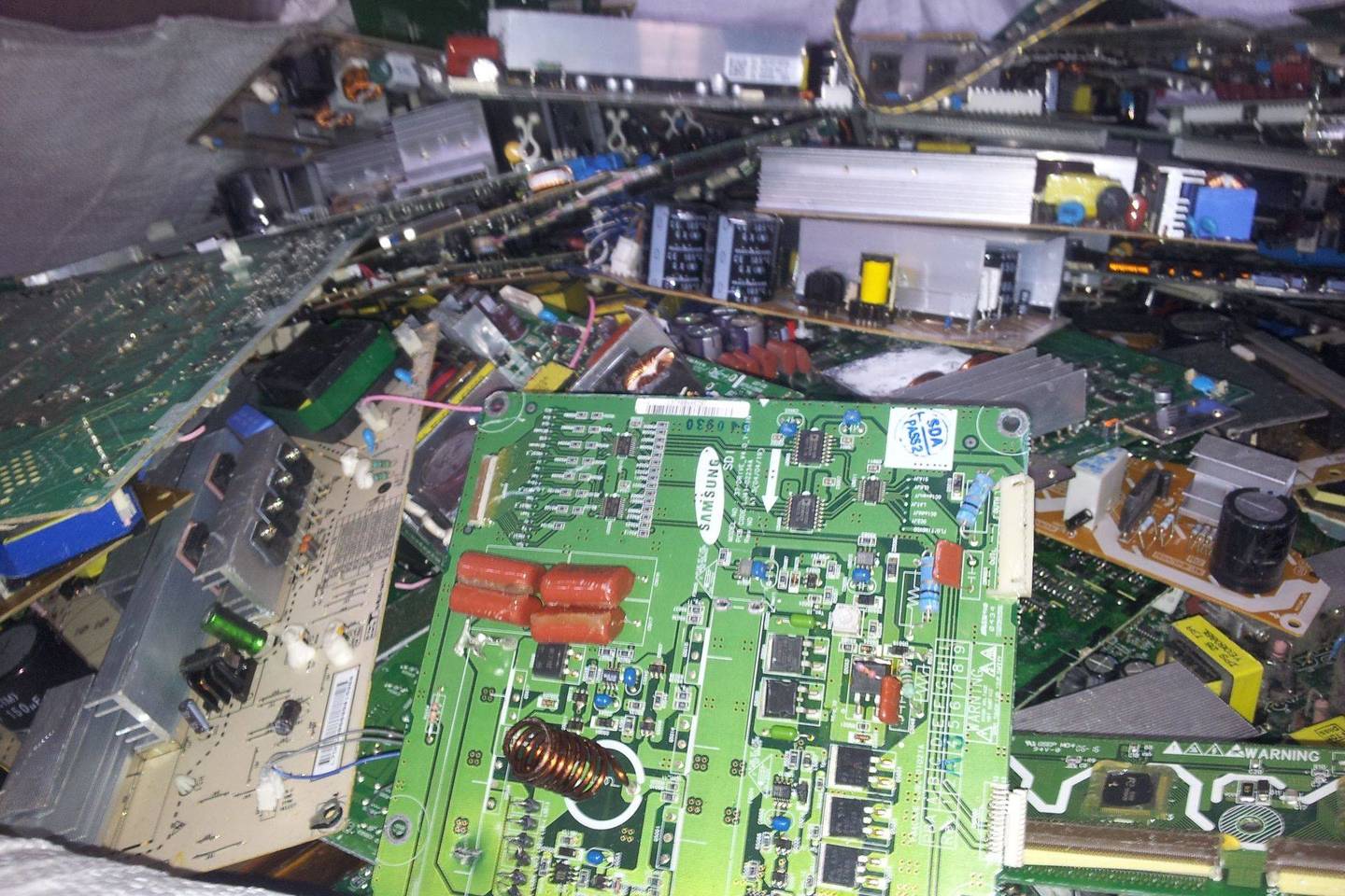 Surasta tona pavogtų elektros prietaisų detalių.