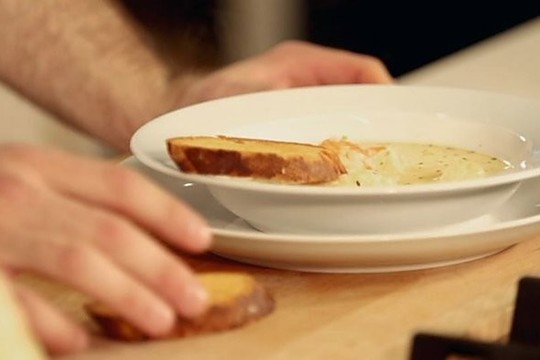 Krevečių sriuba su anyžių likeriu „Sambuca“