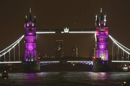 Rožine spalva nušvitęs Londonas pažymėjo princesės gimimą