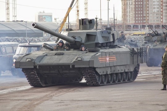 Naujasis Rusijos tankas grėsmingas, bet genda ir leidžia tepalus