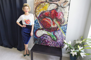 Menininkės Agnės Kišonaitės vitražas – iš nagų lako buteliukų