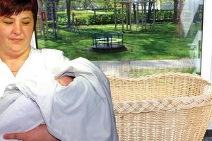 Gyvybės langelyje palikta mažylė gimė kartu su Anglijos princese