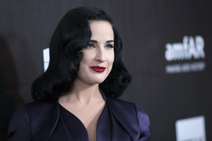 Dita von Teese su ta pačia šukuosena ir makiažu – jau 23 metus