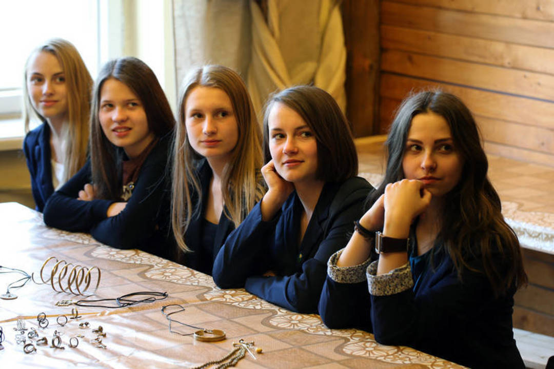 Šiaulių gimnazistai mokėsi gaminti archeologinius papuošalus.