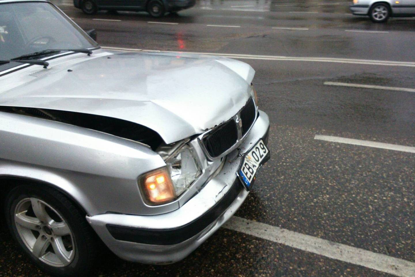 Kaune smarkiai apgadintas automobilis „Volga“.<br>A.Karaliūno nuotr.