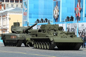 Gėda Raudonojoje aikštėje: naująjį Rusijos tanką teko ištempti