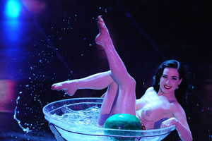 Nepaprasti šokėjos Ditos Von Teese patarimai namų striptizui