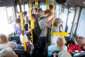 Knygą troleibuse skaitančiam jaunuoliui – senolės kirtis