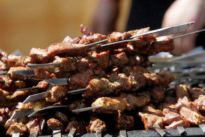 Šašlykų sezono pradžioje – 8 originalūs ir nesudėtingi marinatai