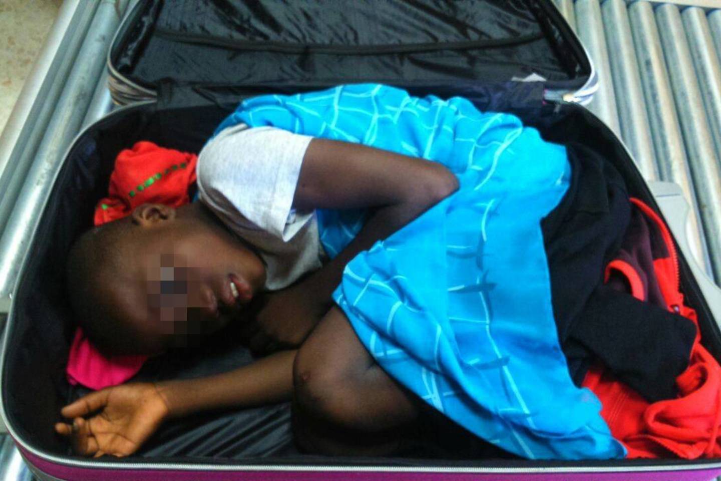 Muitininkai nusprendė patikrinti moters lagaminą ir jame išvydo berniuką.<br>AFP nuotr.