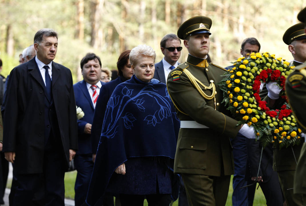 Prezidentė Dalia Grybauskaitė, penktadienį Panerių memoriale pagerbdama Antrojo pasaulinio karo aukų atminimą, pabrėžė būtinybę taiką išsaugoti šiandien.<br>M.Kulbio nuotr.
