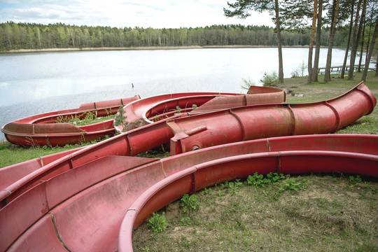 Aplūžusi ir pavojų kelianti čiuožykla – nė motais