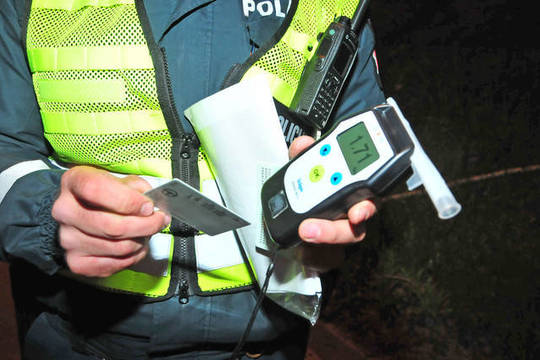 Grasinimai pareigūnams: apipilsiu rūgštimi ir susprogdinsiu