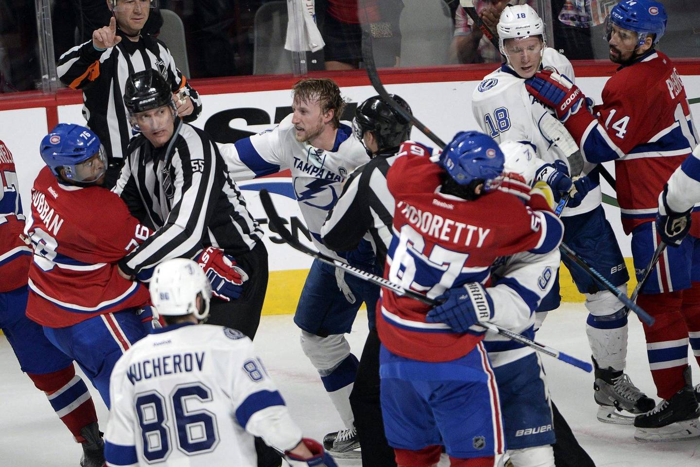 „Montreal Canadiens“ ledo ritulininkai 2:1 įveikė „Tampa Bay Lightining“ ir sušvelnino serijos rezultatą – 2:3.<br>AP nuotr.
