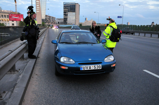 Po Seimu nuo šulinio nušoko dangtis – apgadinti 8 automobiliai