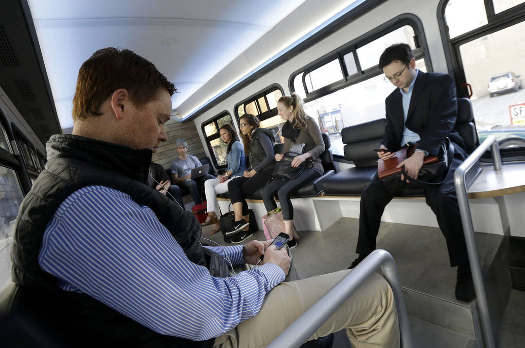 „Leap“ autobusai važiuojantiems keleiviams skirtos erdvios vietos.<br>AP nuotr.