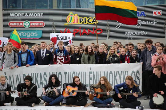 Po mero R. Šimašiaus langais – protestuojantys moksleiviai